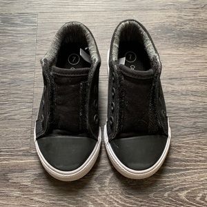Toddler Boys Size 7 Dressy Sneakers.